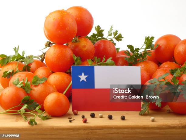 Foto de Bandeira Chilena Em Um Painel De Madeira Com Tomates Isolado Em Um Fundo Branco e mais fotos de stock de Alimentação Saudável