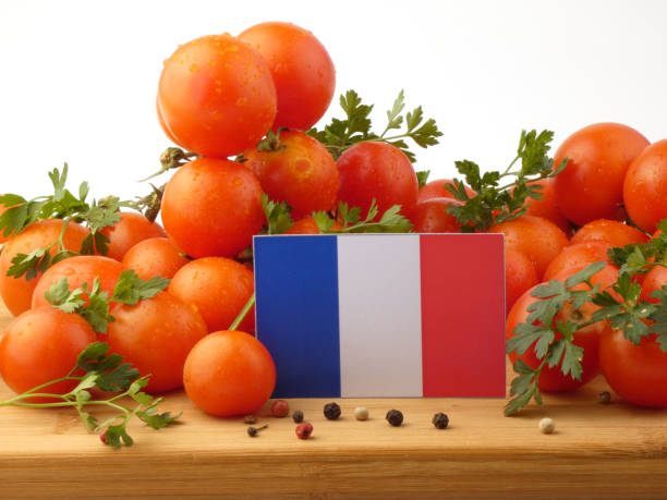 francuska flaga na drewnianym panelu z pomidorami odizolowanymi na białym tle - basil herb plant organic zdjęcia i obrazy z banku zdjęć