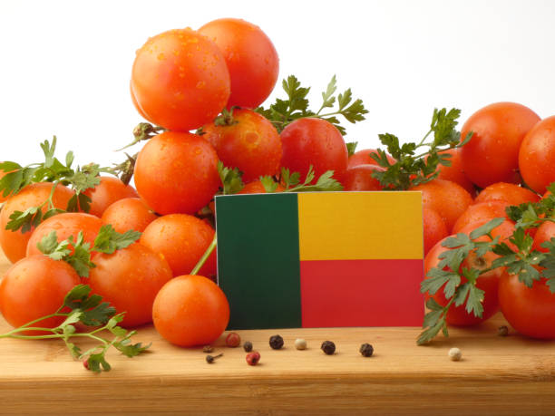 flaga beninu na drewnianym panelu z pomidorami wyizolowanymi na białym tle - basil herb plant organic zdjęcia i obrazy z banku zdjęć