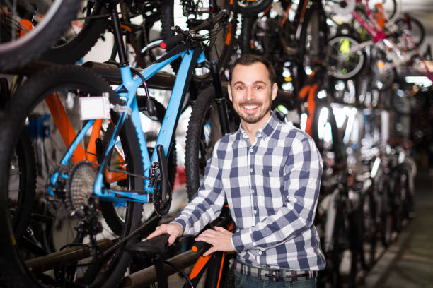 istock Cyclist is looking for bicycle saddles 844000910