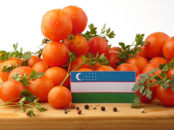 flaga uzbekistanu na drewnianym panelu z pomidorami odizolowanymi na białym tle - basil herb plant organic zdjęcia i obrazy z banku zdjęć