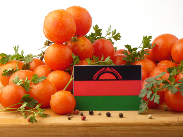 flaga malawi na drewnianym panelu z pomidorami odizolowanymi na białym tle - basil herb plant organic zdjęcia i obrazy z banku zdjęć