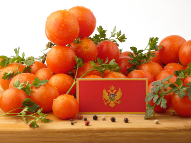 flaga czarnogóry na drewnianym panelu z pomidorami odizolowanymi na białym tle - basil herb plant organic zdjęcia i obrazy z banku zdjęć