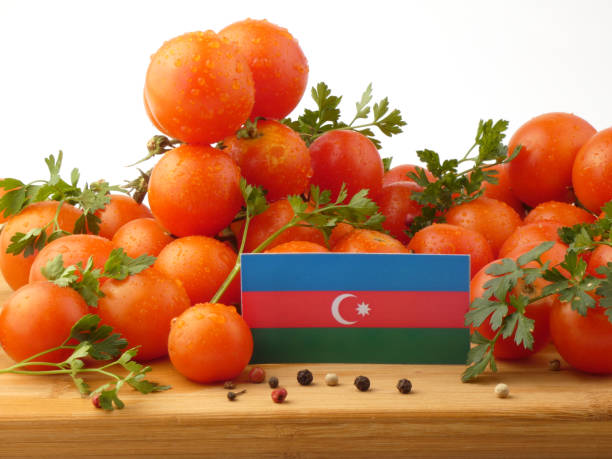 flaga azerbejdżanu na drewnianym panelu z pomidorami odizolowanymi na białym tle - basil herb plant organic zdjęcia i obrazy z banku zdjęć