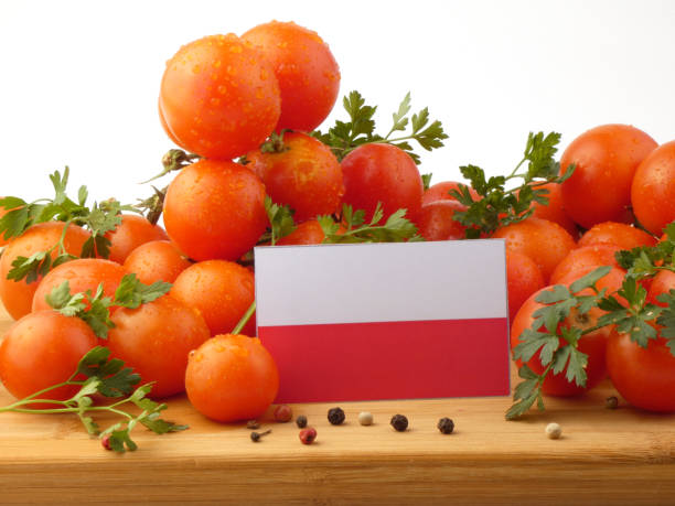 polska flaga na drewnianym panelu z pomidorami odizolowanymi na białym tle - basil herb plant organic zdjęcia i obrazy z banku zdjęć