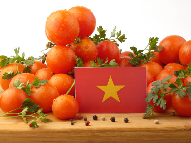 wietnamska flaga na drewnianym panelu z pomidorami wyizolowanymi na białym tle - basil herb plant organic zdjęcia i obrazy z banku zdjęć