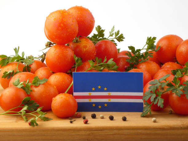 flaga republiki zielonego przylądka na drewnianym panelu z pomidorami odizolowanymi na białym tle - basil herb plant organic zdjęcia i obrazy z banku zdjęć