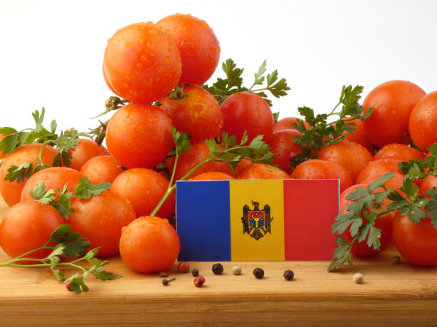 mołdawianin flaga na drewnianym panelu z pomidorami izolowane na białym tle - basil herb plant organic zdjęcia i obrazy z banku zdjęć