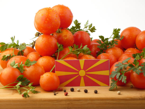macedońska flaga na drewnianym panelu z pomidorami odizolowanymi na białym tle - basil herb plant organic zdjęcia i obrazy z banku zdjęć