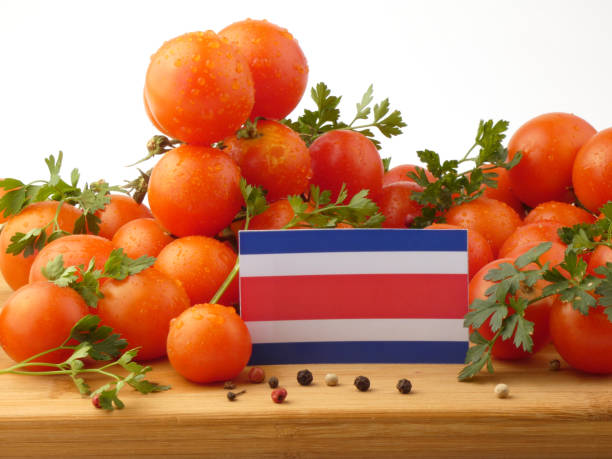 kostarykańska flaga na drewnianym panelu z pomidorami odizolowanymi na białym tle - basil herb plant organic zdjęcia i obrazy z banku zdjęć