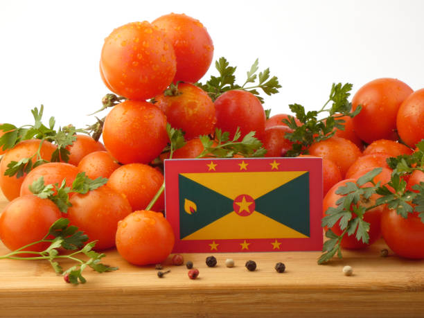 flaga grenady na drewnianym panelu z pomidorami odizolowanymi na białym tle - basil herb plant organic zdjęcia i obrazy z banku zdjęć