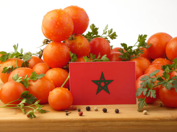 marokańska flaga na drewnianym panelu z pomidorami odizolowanymi na białym tle - basil herb plant organic zdjęcia i obrazy z banku zdjęć
