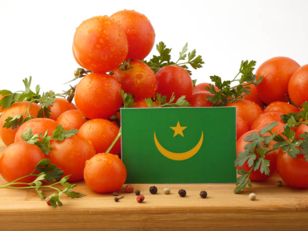flaga mauretania na drewnianym panelu z pomidorami wyizolowanymi na białym tle - basil herb plant organic zdjęcia i obrazy z banku zdjęć