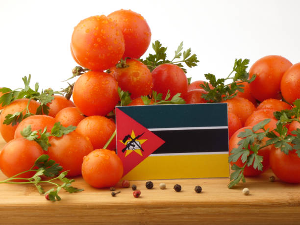 flaga mozambiku na drewnianym panelu z pomidorami wyizolowanymi na białym tle - basil herb plant organic zdjęcia i obrazy z banku zdjęć