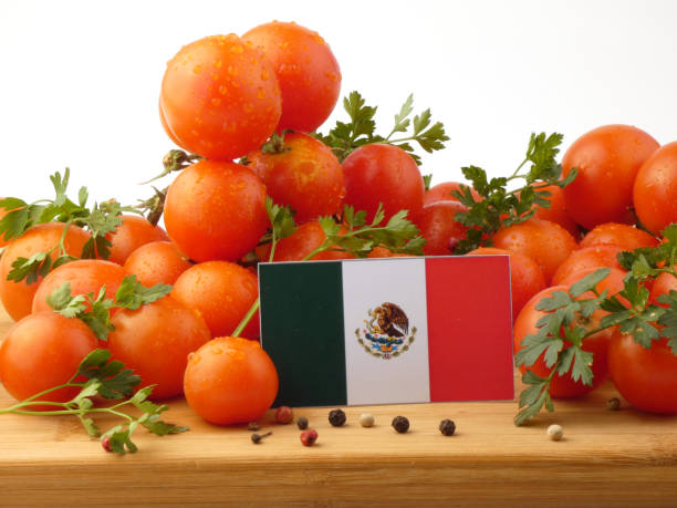 meksykańska flaga na drewnianym panelu z pomidorami odizolowanymi na białym tle - basil herb plant organic zdjęcia i obrazy z banku zdjęć