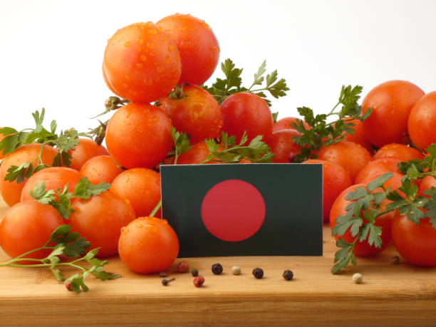 flaga bangladeszu na drewnianym panelu z pomidorami odizolowanymi na białym tle - basil herb plant organic zdjęcia i obrazy z banku zdjęć