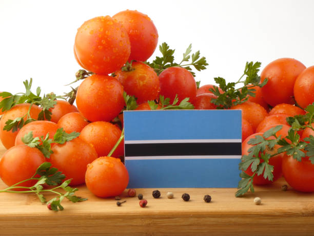 flaga botswany na drewnianym panelu z pomidorami odizolowanymi na białym tle - basil herb plant organic zdjęcia i obrazy z banku zdjęć