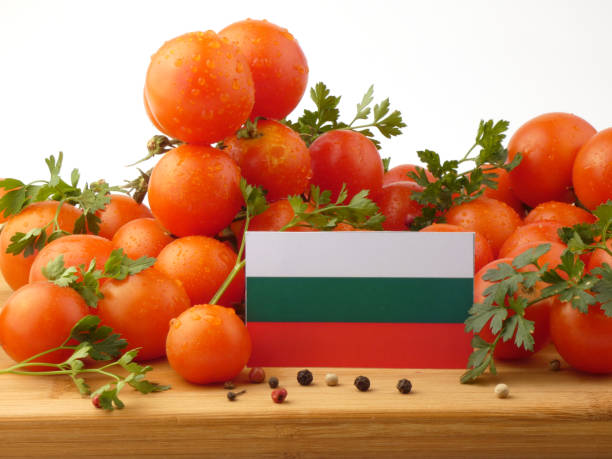 bułgarska flaga na drewnianym panelu z pomidorami odizolowanymi na białym tle - basil herb plant organic zdjęcia i obrazy z banku zdjęć