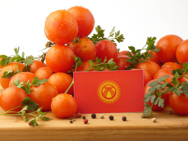 flaga kirgistanu na drewnianym panelu z pomidorami wyizolowanymi na białym tle - basil herb plant organic zdjęcia i obrazy z banku zdjęć