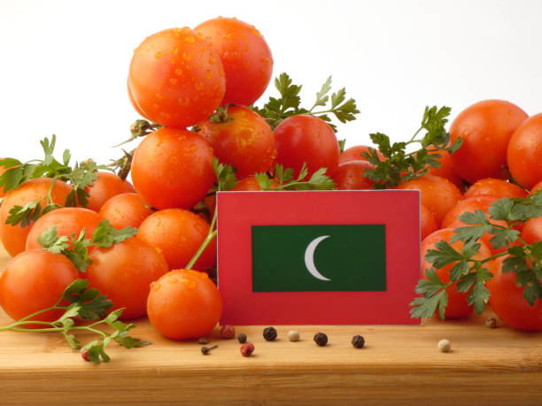 flaga malediwów na drewnianym panelu z pomidorami wyizolowanymi na białym tle - basil herb plant organic zdjęcia i obrazy z banku zdjęć