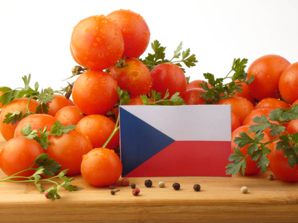 czeska flaga na drewnianym panelu z pomidorami odizolowanymi na białym tle - basil herb plant organic zdjęcia i obrazy z banku zdjęć