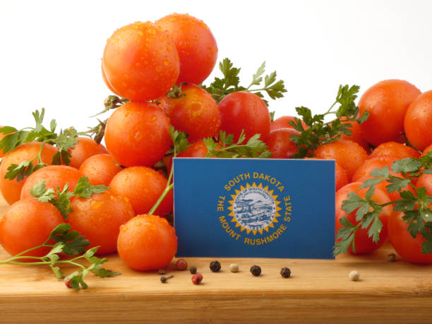 flaga dakoty południowej na drewnianym panelu z pomidorami odizolowanymi na białym tle - basil herb plant organic zdjęcia i obrazy z banku zdjęć