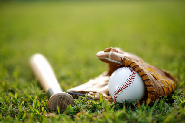 야구 게임 - baseballs baseball glove baseball sport 뉴스 사진 이미지