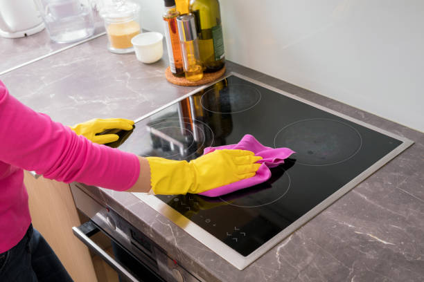 person reinigung des ofens in der küche - lappen reinigungsgeräte stock-fotos und bilder