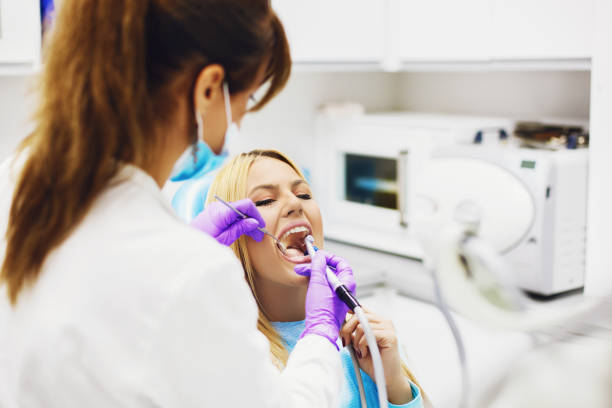 mujer rubia en la oficina del dentista - general fotografías e imágenes de stock