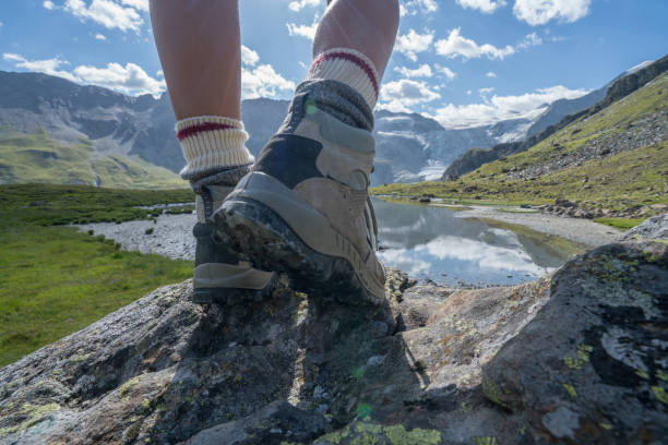 detalle de excursionista en canto, ver en botas - switzerland hiking boot outdoor pursuit recreational pursuit fotografías e imágenes de stock