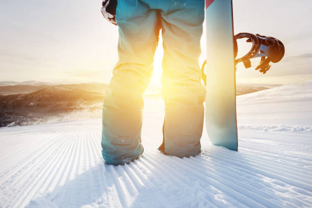 snowboarder agrandi à la piste de ski avec snowboard - ski resort winter sport apres ski ski slope photos et images de collection