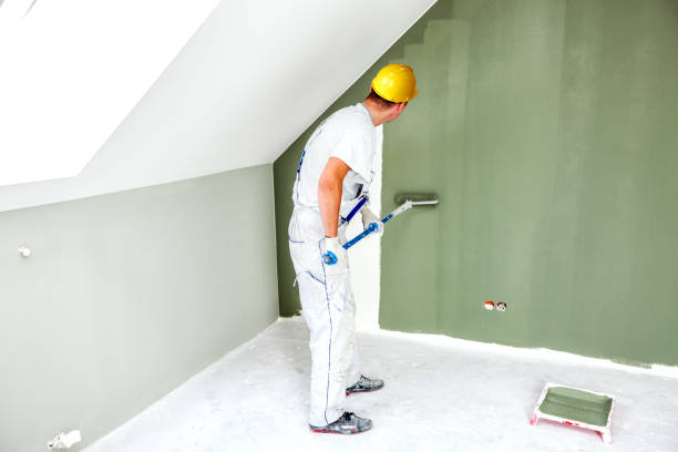 istock Man painting wall in room 844077316