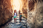 familie-wandern-durch-rivier-in-andalusien-spanien.jpg?b=1&s=170x170&k=20&c=W1R0dpY14n4Cther0nZLiy4x4sSjZ0unQ4Jszbl0w5Q=