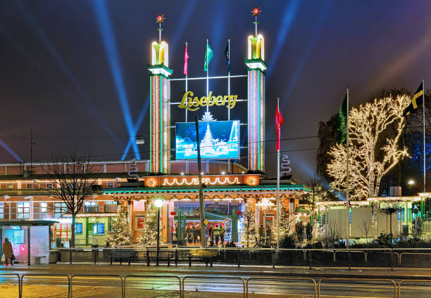 ヨーテボリ、スウェーデンのクリスマスの装飾が付いてリセベリ公園のメインの入り口 - christmas christmas tree sweden decoration ストックフォトと画像