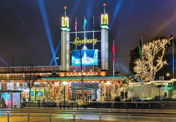 entrada principal do parque liseberg com decoração de natal em gotemburgo, suécia - christmas christmas tree sweden decoration - fotografias e filmes do acervo