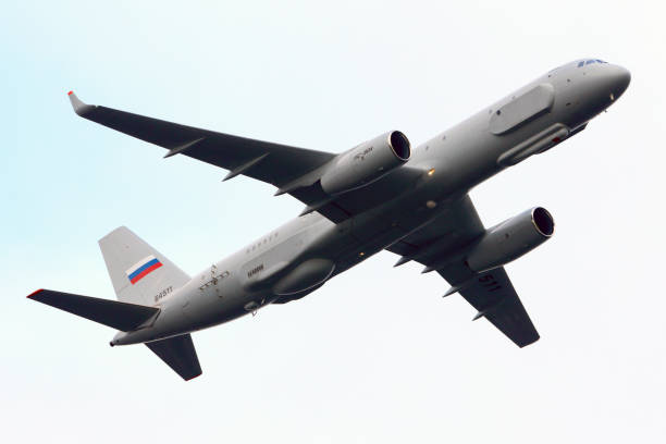 tupolev tu-204r 64511 aeronave de reconhecimento da força aérea russa realizando teste de voo em zhukovsky. - zhukovsky - fotografias e filmes do acervo