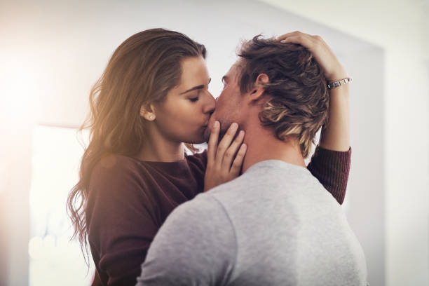 dà i migliori baci - couple passion women love foto e immagini stock