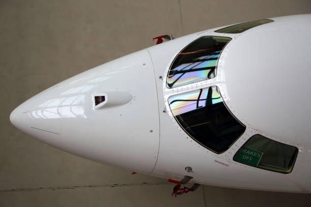 business jet flugzeug cockpit glas und nase verkleidung - cockpit pilot airplane aerospace industry stock-fotos und bilder