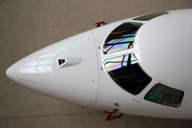 jet del negocio avión carlinga de vidrio y el capotaje de la nariz - hangar fotografías e imágenes de stock