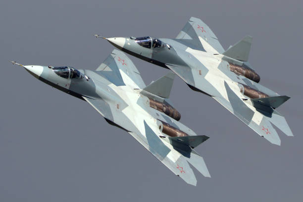 par de sukhoi t-50 pak-fa 052 azul e 051 azuis russas jet caças modernos realizando voo de demonstração em zhukovsky durante 2013 maks airshow. - zhukovsky - fotografias e filmes do acervo