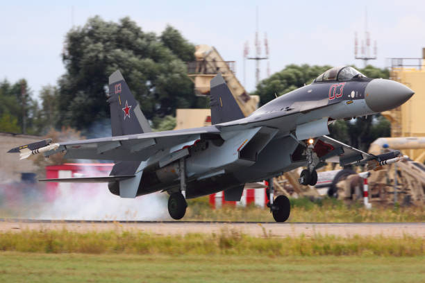 sukhoi su-35 s de la force aérienne russe atterrissant à joukovski avant 2015-maks airshow. - zhukovsky photos et images de collection