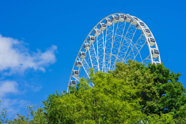 ruota panoramica nel parco divertimenti con cielo blu sullo sfondo - ferris wheel wheel oktoberfest carnival foto e immagini stock