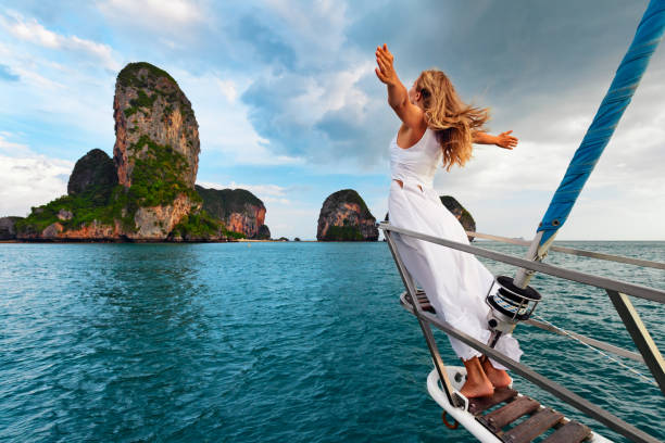 счастливая девушка на борту парусной яхты повеселиться. - cruise ship cruise beach tropical climate стоковые фото и изображения