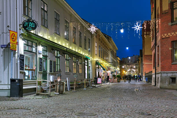 rua haga nygata com iluminações de natal em gotemburgo em crepúsculo, suécia - gothenburg city urban scene illuminated - fotografias e filmes do acervo