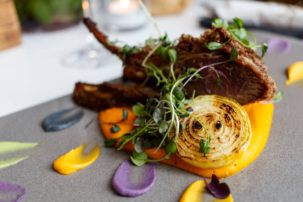 juicy lamb rack with roast peipsi onion and colorful puree - 13448 imagens e fotografias de stock