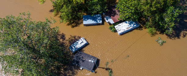 destruction d’ouragan harvey panoramique 2017 dans columbus texas inondé et debout en pieds d’eau maison maison toujours inondées sous l’eau - harvey photos et images de collection