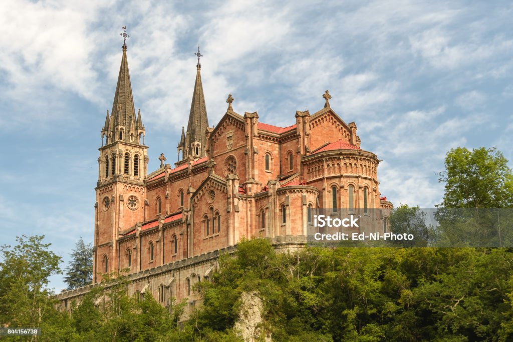 Iglesia De La Covadonga En Asturias Norte De España Dedicada A Nuestra Señora De Covadonga Foto de stock y más banco de imágenes de Adorador - iStock Iglesia De La Covadonga En Asturias Norte De España Dedicada A Nuestra Señora De Covadonga Foto de stock y más banco de imágenes de Adorador - iStock