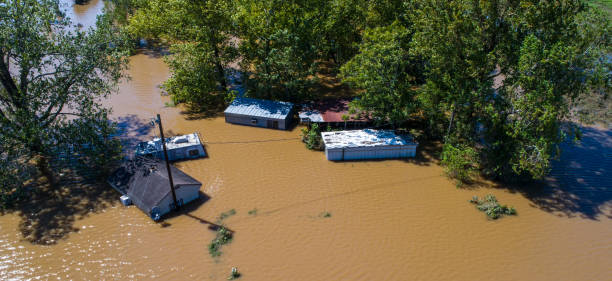 suite de la destruction d’ouragan harvey 2017 dans columbus texas inondé et debout en pieds d’eau maison maison toujours inondée sous l’eau - harvey photos et images de collection