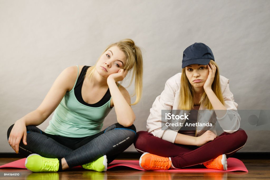 Zwei sportliche Frauen, die sich zu langweilen - Lizenzfrei Langeweile Stock-Foto