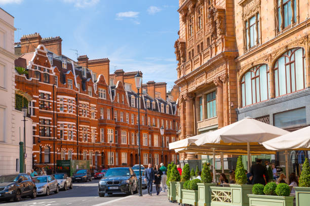 fachada de la tienda harrods y poco café calle de kensington, una de las compras más caro lugares en europa - harrods fotografías e imágenes de stock